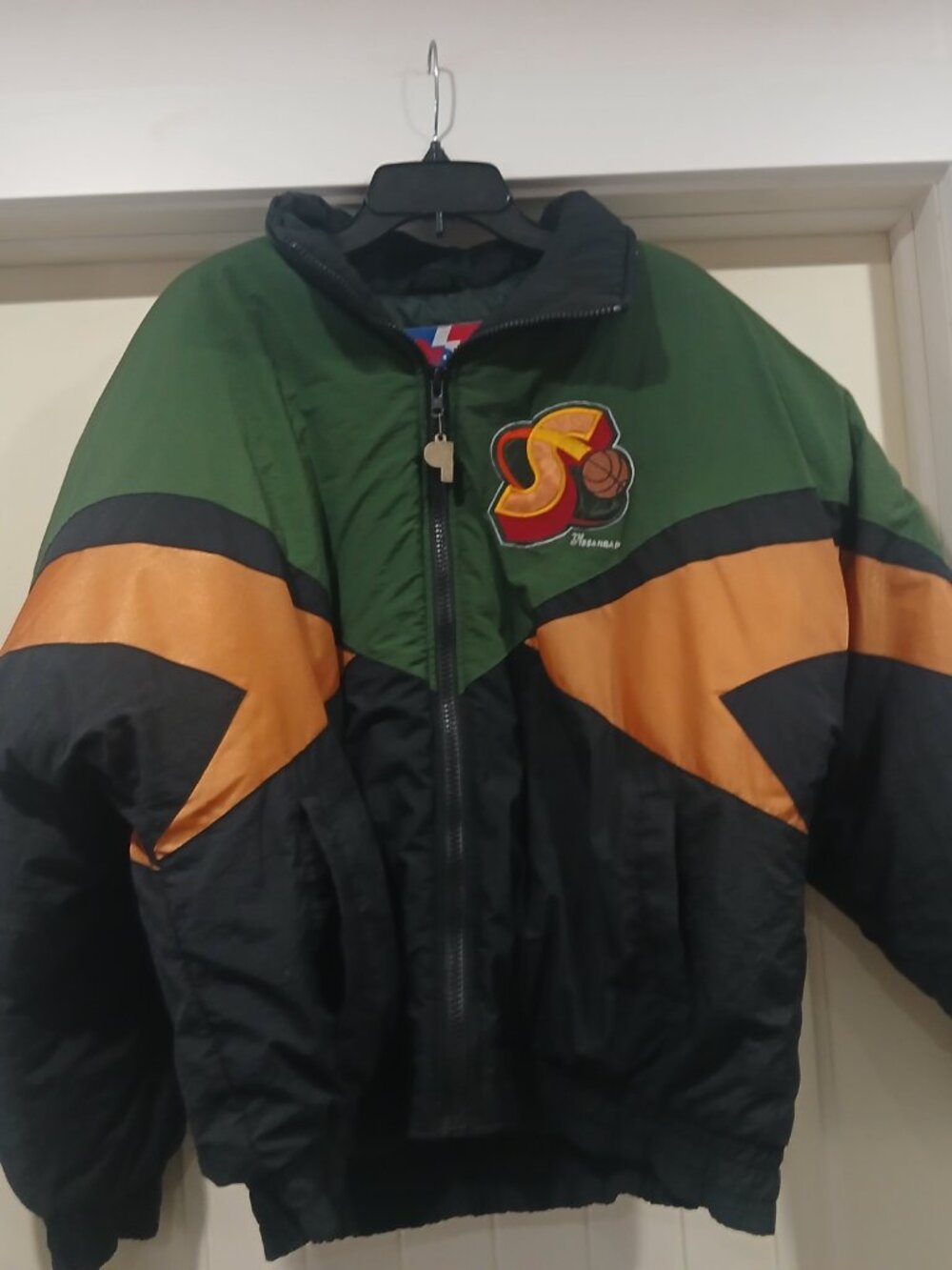 VTG Late 1990s Seattle SuperSonics Pro Player NBA Puffer Jacket (sz L, no hood)